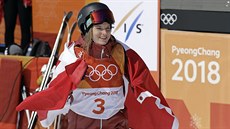 Kanadská akrobatická lyžařka Cassie Sharpová slaví olympijské vítězství v...