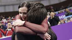 Kanadští krasobruslaři Tessa Virtueová a Scott Moir slaví olympijské zlato.