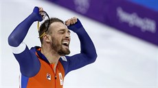Nizozemský rychlobruslař Kjeld Nuis slaví olympijský triumf na kilometrové...