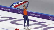 Nizozemský rychlobruslař Kjeld Nuis slaví olympijský triumf na kilometrové...