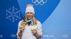 Dvojnásobná olympijská vítzka Ester Ledecká hrd pózuje se zlatými medailemi.