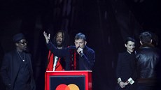 Damon Albarn pebírá cenu pro kapelu Gorillaz v rámci udílení Brit Awards v...