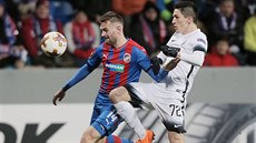 Plze�ský obránce Radim �ezník se pokou�í prosadit p�es levého beka Partizanu...