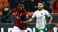 Franck Kessie z AC Milán uniká Wandersonovi, záloníkovi Ludogorce Razgrad.