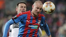 Michael Krmeník z Plzn zpracovává balon ped Bojanem Ostojiem z Partizanu.