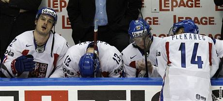 Bezmocná gesta eských hokejist po tvrtfinálovém vyazení od védska.