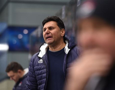 Trenér Chomutova Vladimír Rika pi utkání s praskou Spartou.