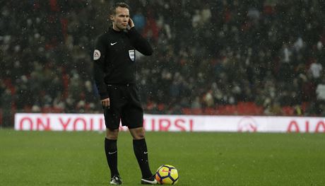 Rozhodí Paul Tierney bhem utkání Anglického poháru Tottenham - Rochdale...