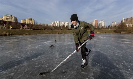 Dti o letoní zim hrají hokej jen na zamrzlých rybnících.
