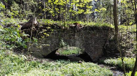 Barokní henovský mostek se u mnoho let nepouívá a dnes se skrývá pod trávou,...