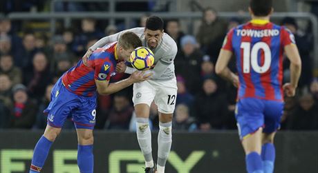 Alexander Sorloth (vlevo) v souboji s Chrisem Smallingem z Manchesteru United.