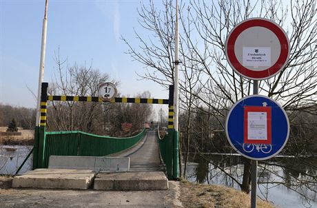 Uzavený most v Radonicích.