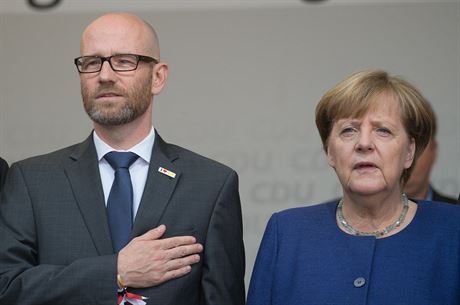 Nmecká kancléka Angela Merkelová (CDU) a generální tajemník CDU zpívající...