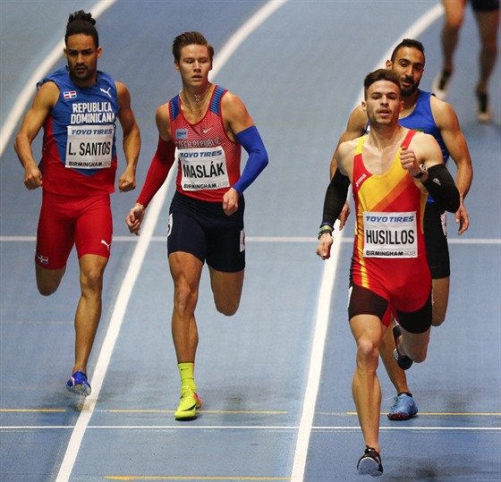 Pavel Maslák (druhý zleva) v rozbhu na 400 metr na halovém mistrovství svta...