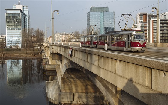 Na pražský Libeňský most se vrátila doprava (3. března 2018).