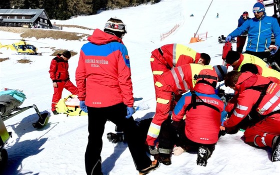 Záchranáři zasahovali na sjezdovce Portášky, kde zemřel lyžař (4. března 2018).