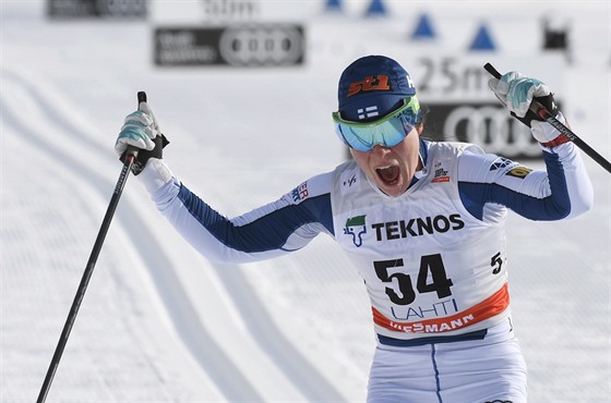 Finská bkyn Laura Pärmäkoskiová slaví triumf v závod 10 km klasicky v Lahti.