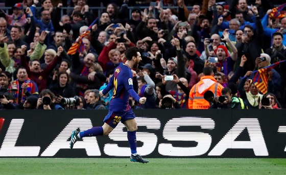 Lionel Messi z Barcelony slaví gól v utkání s Atléticem Madrid.