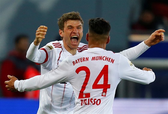 Thomas Müller z Bayernu Mnichov (vlevo) slaví se spoluhráem Corentinem...