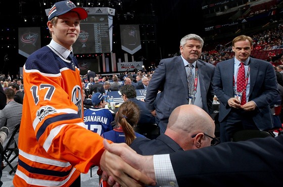 eský hokejový útoník Ostap Safin na draftu NHL 2017. Vpravo ho sleduje trenér...