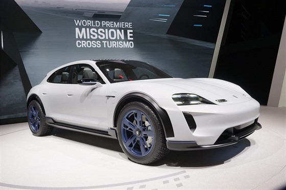 Na elektřinu přepřahá i Porsche, koncept Mission E Cross Turismo má stejně jako střízlivější Mission E, ze kterého vychází, zamířit do sériové výroby.
