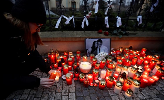 Lidé zapalovali svíky za Kuciaka a Kunírovou také ped slovenskou ambasádou v...