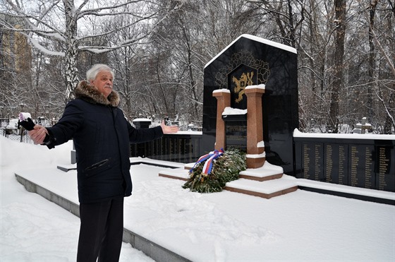 Historik Nikolaj Dmitrijev z Uralské univerzity 6. března 2018 u pomníku...