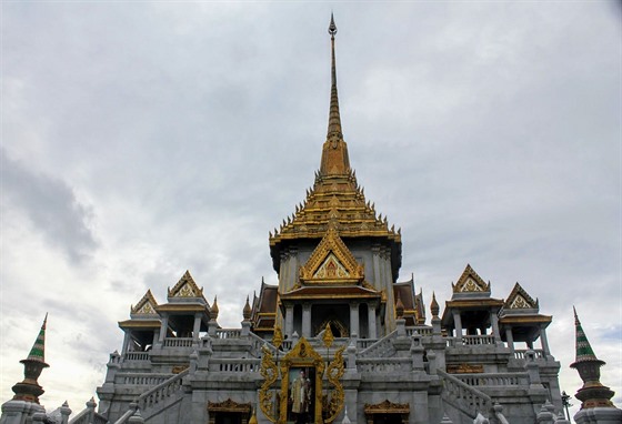 Wat Traimit najdete snadno, u do dáli záí zlatem.