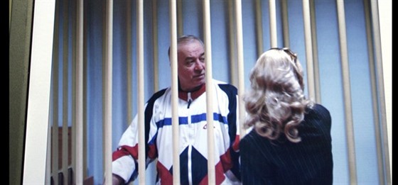 Sergej Skripal mluví se svou právnikou bhem soudního procesu v Rusku v roce...
