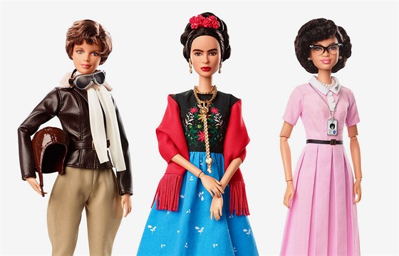 Mezi novými panenkami Barbie v roce 2018 je například i americká pilotka Amelia...