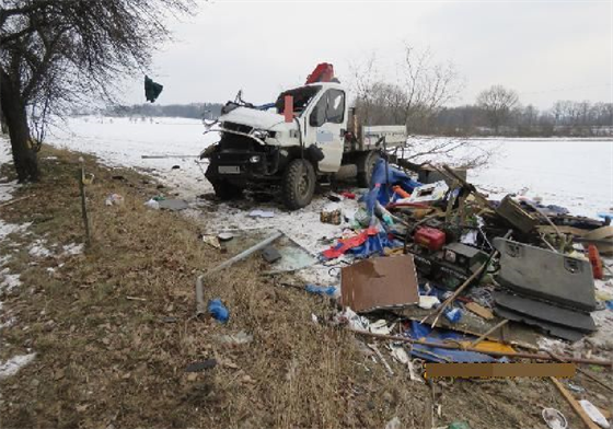 Nákladní auto pi pedjídní vyjelo ze silnice a narazilo do stromu.