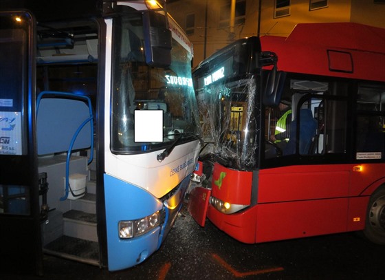 Trolejbus a autobus se srazily v pondlí ráno v centru eských Budjovic.