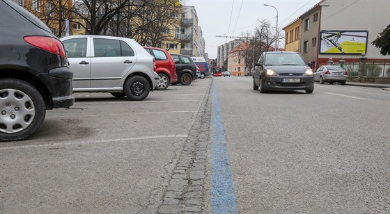V Pekárenské ulici zaalo ze silnice rychle mizet vodorovné znaení  modré...