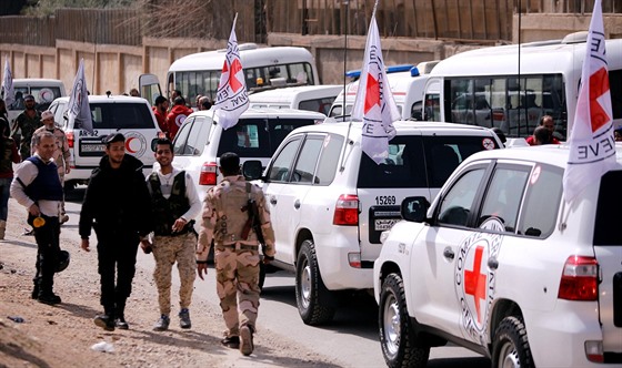 Konvoj 46 voz projídí checkpointem v Damaku a míí do syrské Ghúty. (5....