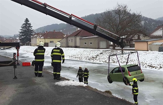 Hasii v Dolních Loukách vyprostili auto, které po nehod sjelo do eky a...