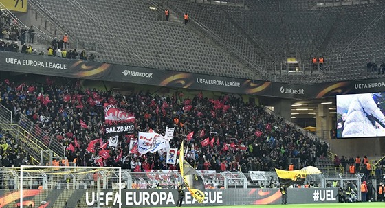 Sektor fanouk Salcburku a nad nimi tisíce prázdných míst stadionu v Dortmundu...