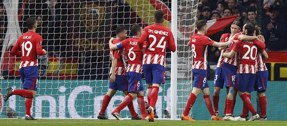 Fotbalisté Alétika Madrid se radují z gólu v utkání Evropské ligy proti...