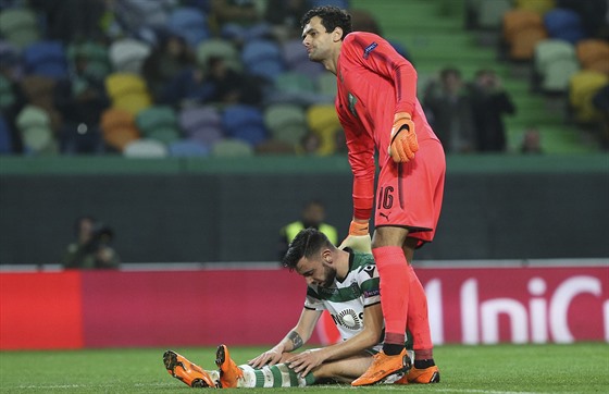 Plzeský branká Ale Hruka pomáhá na nohy Bryanu Ruizovi ze Sportingu v...