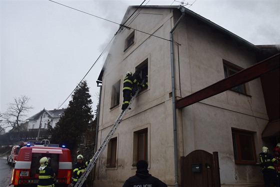 Pi poáru v Novém Knín na Píbramsku museli hasii z patra domu zachránit...