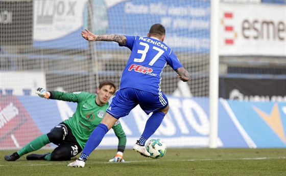 KLIKA KOLEM GÓLMANA. Olomoucký útoník Jakub ezníek odehrává mí do...