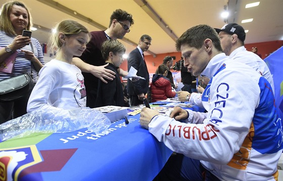Judista Pavel Petikov se podepisuje fanoukm pi autogramiád v rámci...