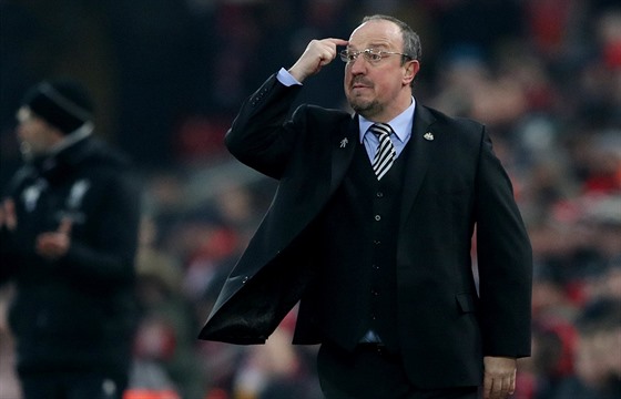 Rafael Benitez, trenér fotbalist Newcastlu, gestikuluje v prbhu zápasu...