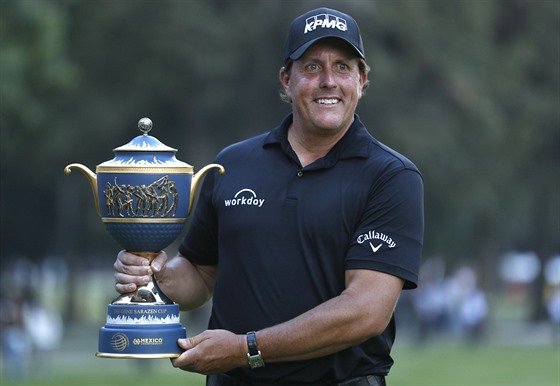 Phil Mickelson s trofejí pro vítze turnaje Mexico Championship.