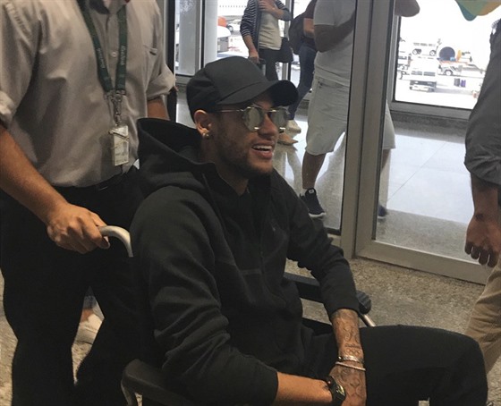 Neymar po píletu do Brazílie.