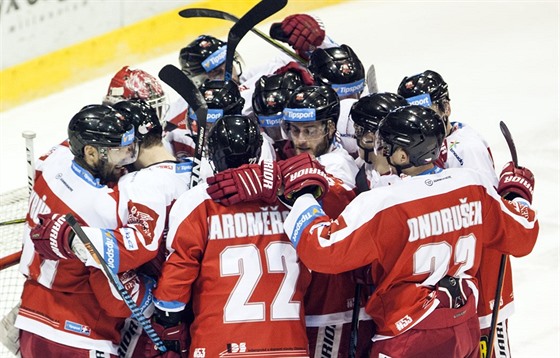 Hokejisté Olomouce slaví výhru nad Zlínem.