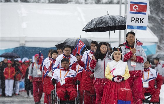 Severokorejský paralympijský tým pi pívítání v olympijské vesnici.