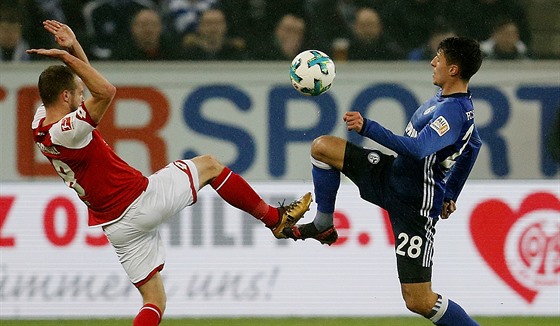 Levin Oztunali (vlevo) z Mohue bojuje o mí s Alessandrem Schöpfem ze Schalke.