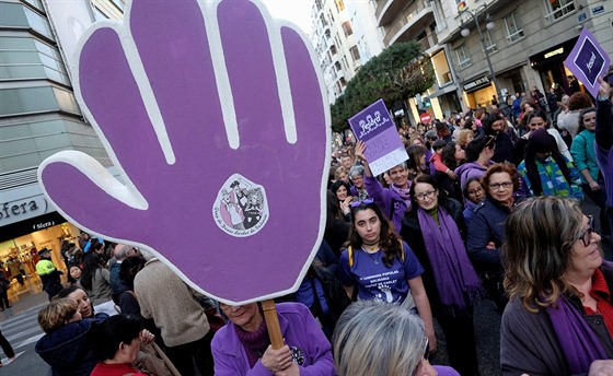 Demonstrace proti nerovným platům a proti násilí na ženách ve španělské...