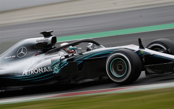 Lewis Hamilton ze stáje Mercedes pi testech v Barcelon