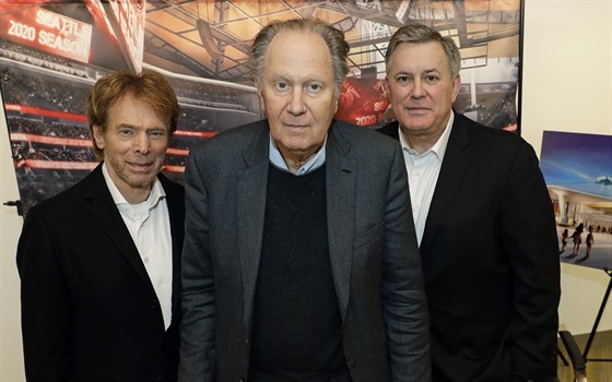 Jerry Bruckheimer, David Bonderman a Tim Leiweke (zleva) chtjí do Seattlu...